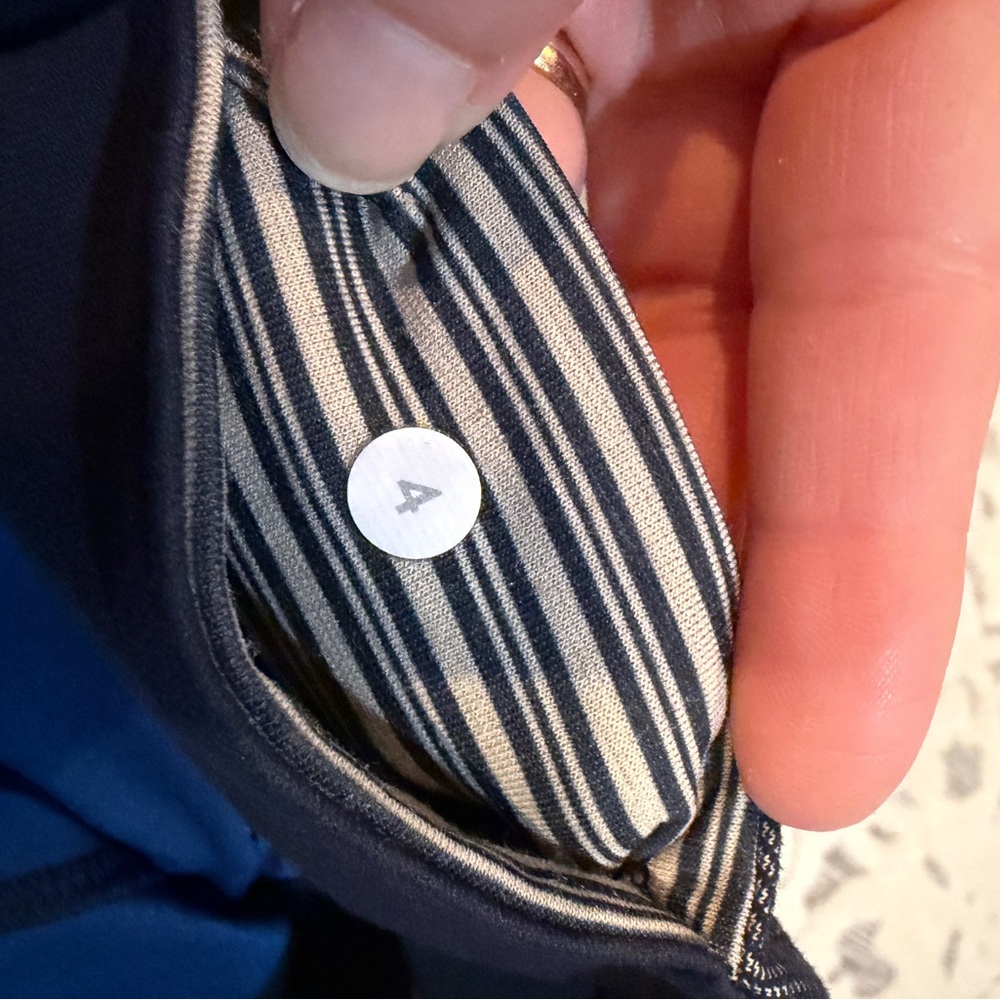 Lululemon size 4 Capri style denim/blue color leggings - Picture 4 of 4
